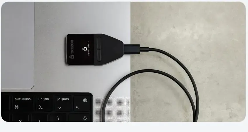 ترزور سیف 3 (Trezor Safe 3) | صرافی کیف پول من