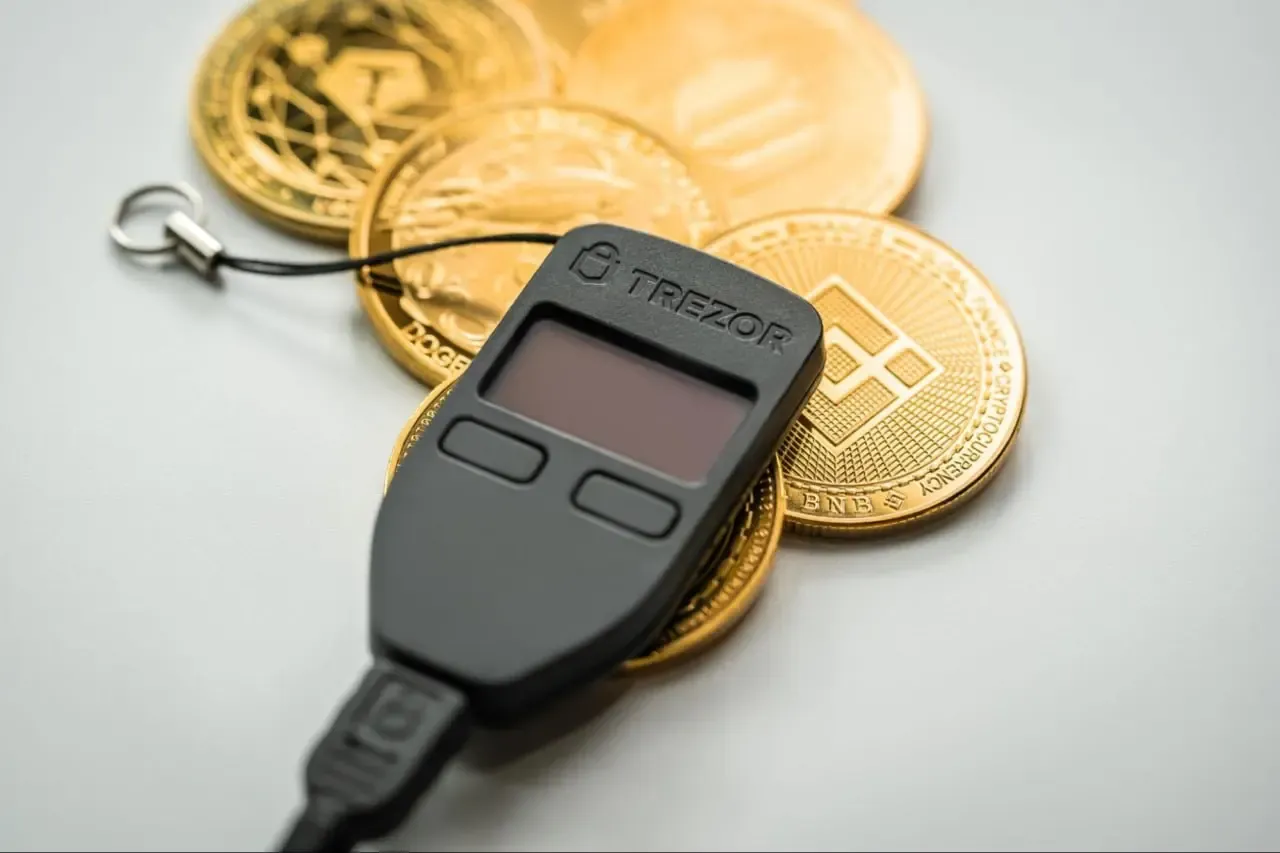 ترزور مدل تی (Trezor Model T) | صرافی کیف پول من